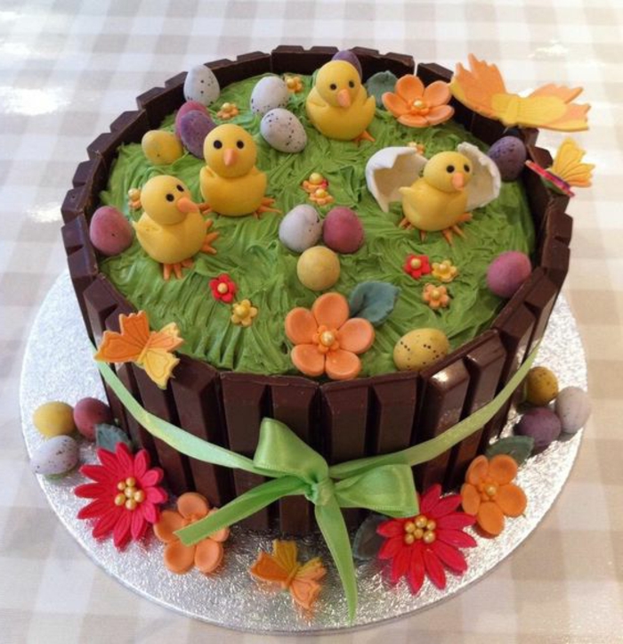 Motif kakku Itä-kori Kitkat kakku fondantti kananpojan kukat ja munat