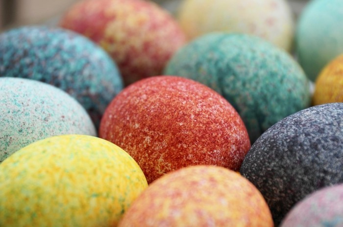 Húsvéti háttér képernyő kristálytiszta színes tojásokat