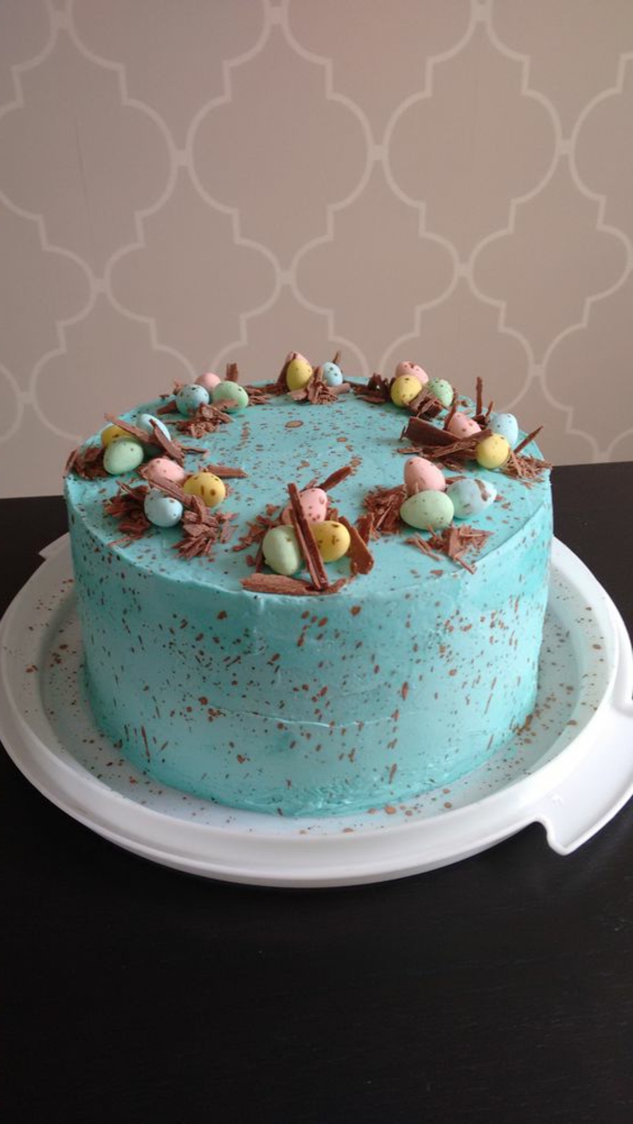 Motivna torta za Uskrs razbacana čokoladom ukrašena čokoladnim čipovima