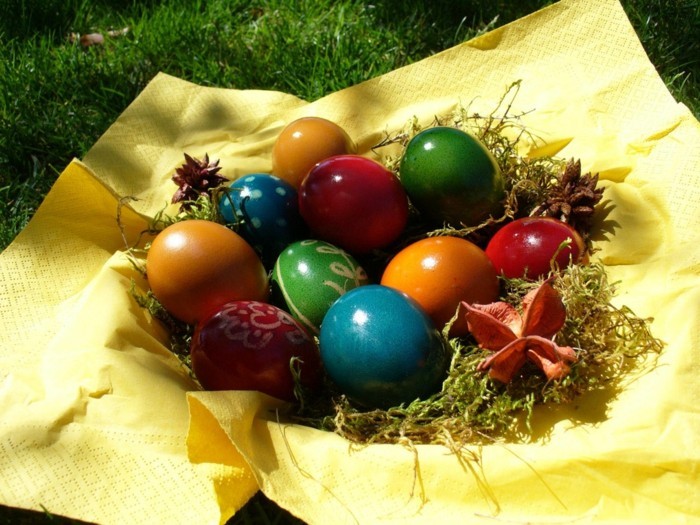 复活节壁纸与五颜六色的鸡蛋上 - 黄 - 餐巾纸