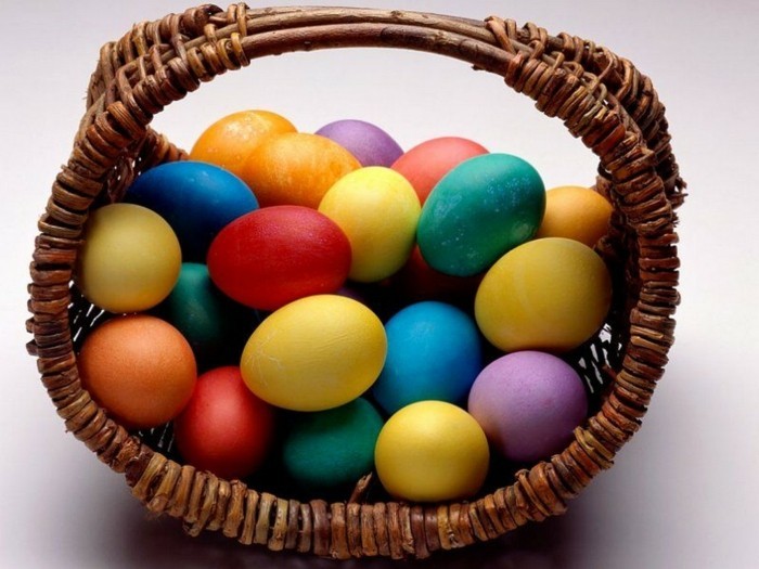 Великден тапет с Едноцветна-яйца-в-кошница