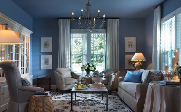 קירות כחולים בסלון עם שתי כורסאות