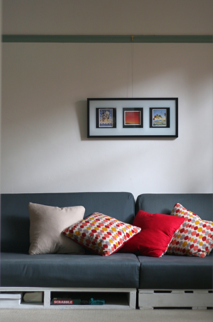 Raklap Couch kék-kárpitozott színes párnák kép