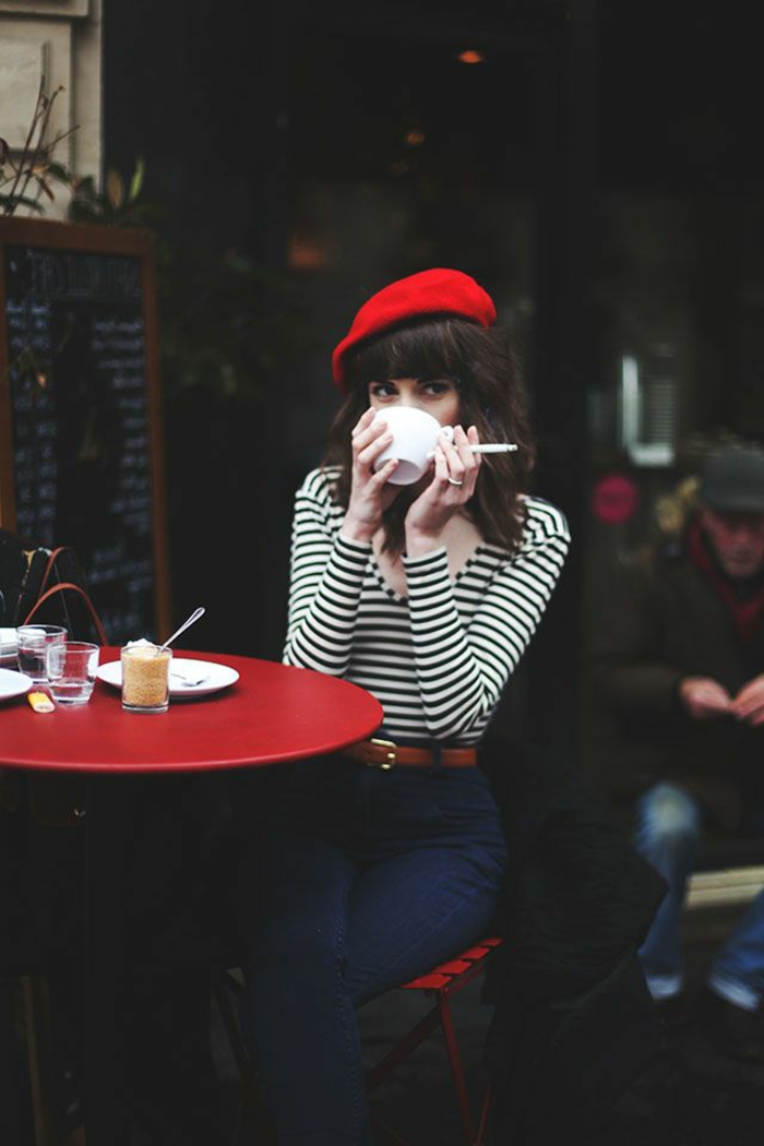 باريس الصورة الكلاسيكية فتاة مقهى الحمراء الفرنسي-كاب-الجدول الأحمر فنجان القهوة السجائر