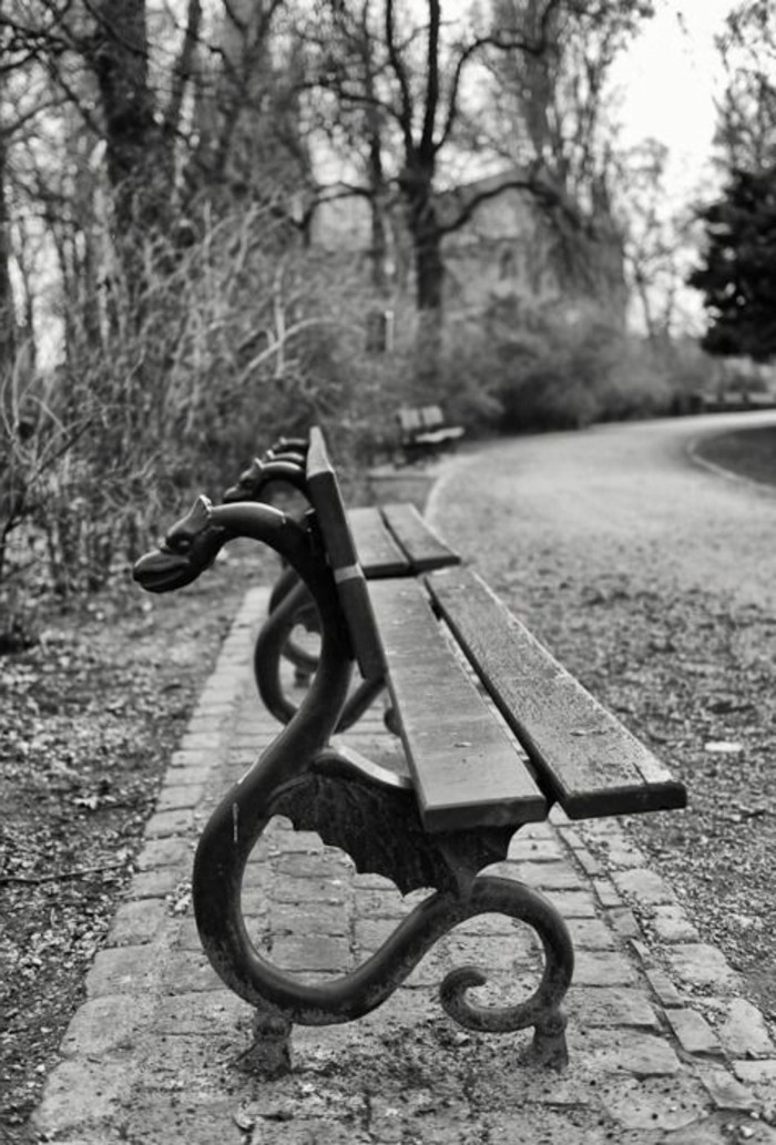 Park klupa-s-zmaj-oblik-u-Bruges-Belgija