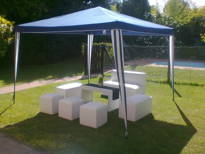 Парти Тент с минималистичен мебели в градина