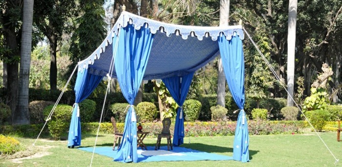 Парти палатки с ориенталски сини завеси