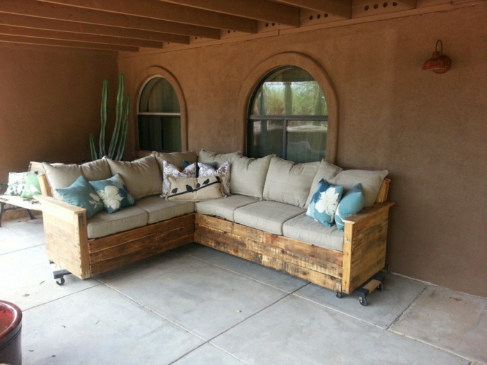 Patio tervezés sarok kanapé Palette bézs kárpit, színes párnák Cactus