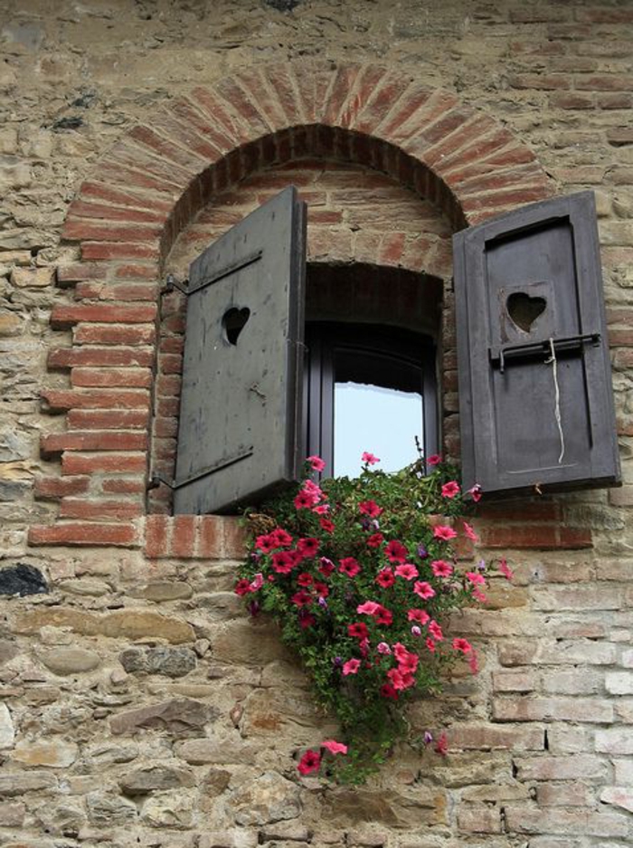 Piacenza-Italia paredes de las casas de piedra y madera noble obturador de la ventana ventana de la flor romántica