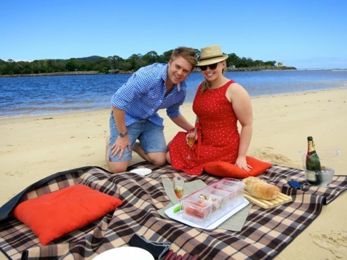 Picnic on-beach-on-πολύχρωμη κουβέρτα