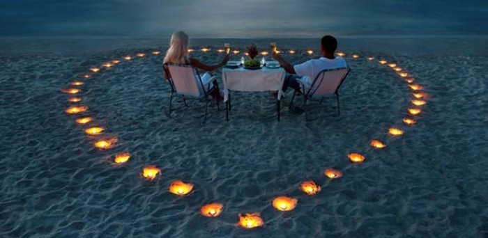 Пикник на плаж-с-на сърце от свещи