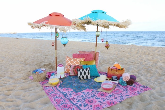 Piknik-ranta-with-kahden sateenvarjot
