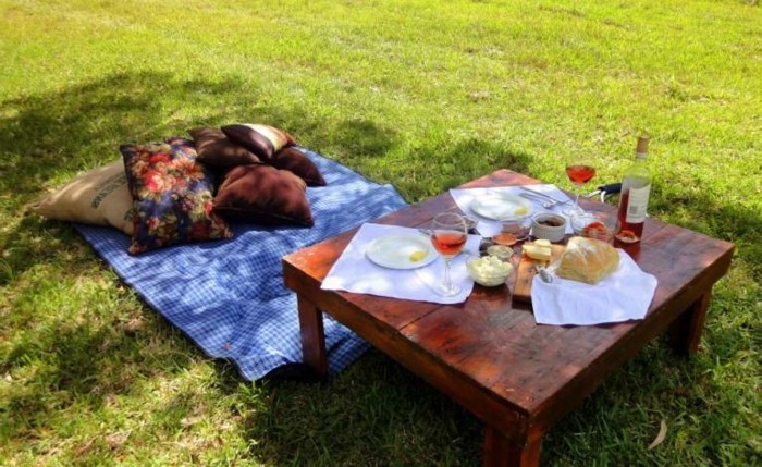 Piknik-zöld-on-a-kis-asztal