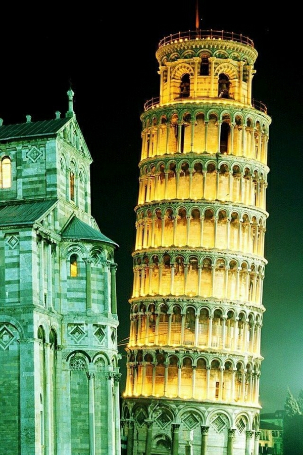 Pisa Tower világít Cathedral