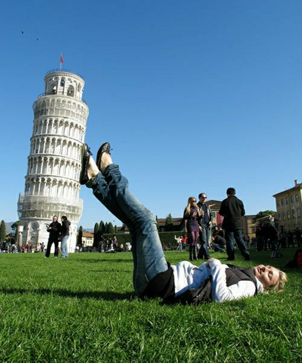 Pisa Tower Djevojka livada