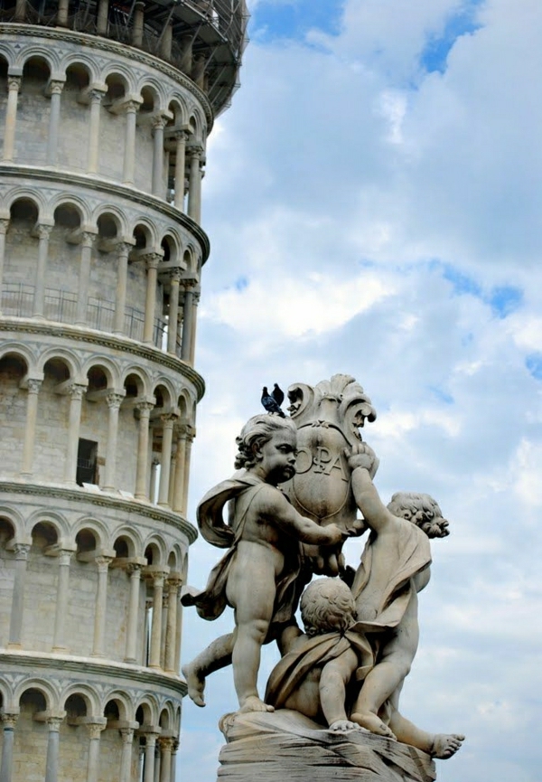 Pisa Tower Statue Sky oblačno