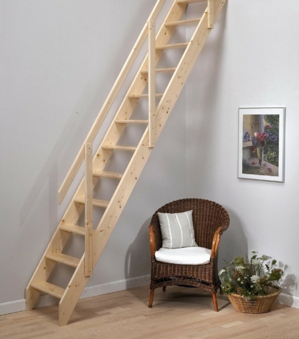 Tilaa säästävät portaat, jotka on valmistettu puusta yksinkertaisesta rakenteesta
