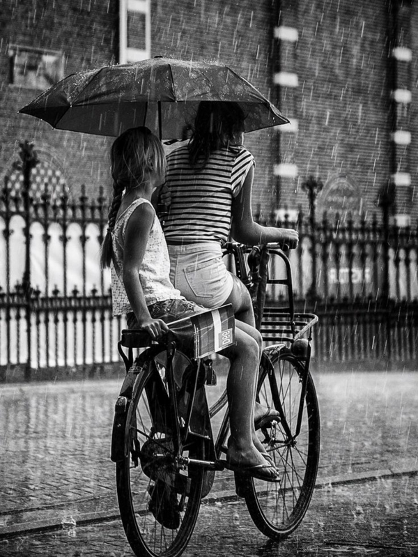 Kiša bicikala roditelj-podružnica kišobran