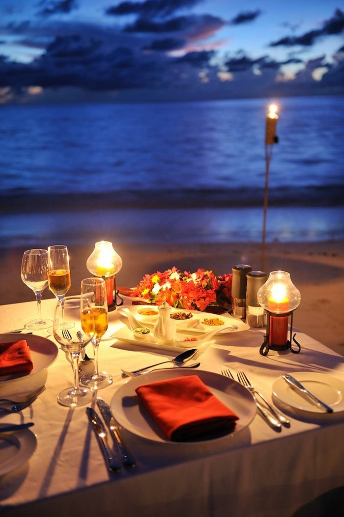 Romantični stol postavka-an-der-obala