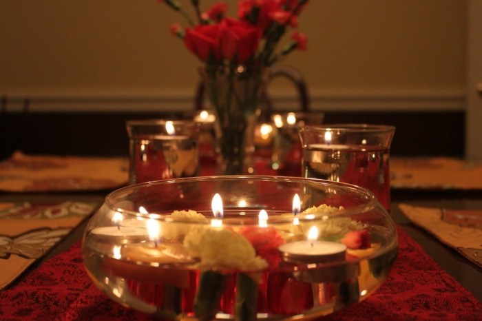 Romantikus asztaldísz-with-gyertyák vízben