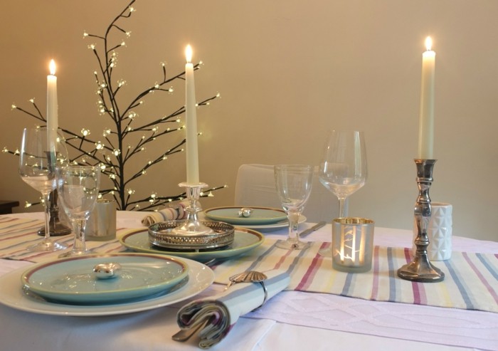 Romantikus asztaldísz-with-gyertyák és a tündér fény