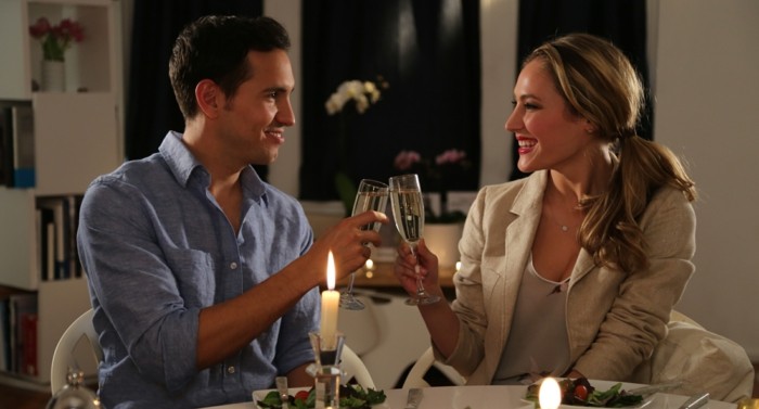 Propuesta de matrimonio romántico por la luz de las velas y el Vino