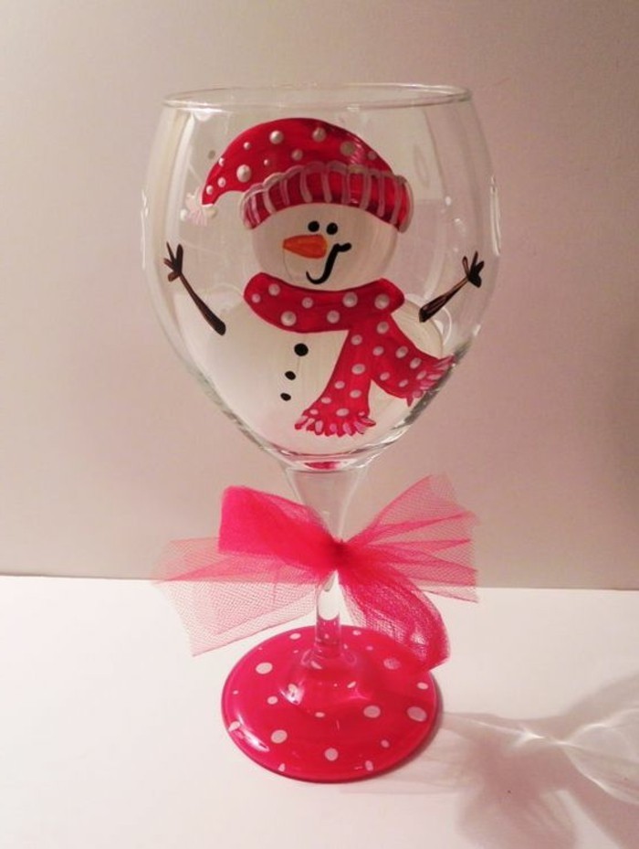 verre de vin rouge avec décoration de Noël drôle à la main