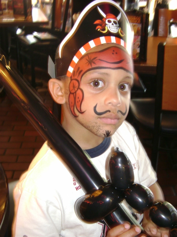 maquillaje pirata - niño con maquillaje y un sombrero