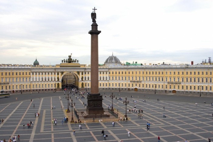 светият петербургски зимен дворец и колоната Александър - уникална архитектура