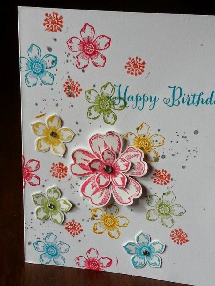 Belle carte d'anniversaire lui-même de fleurs bigarrées