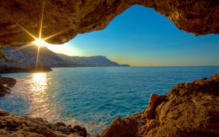 Όμορφη εικόνα του τοπίου του-ένα σπήλαιο
