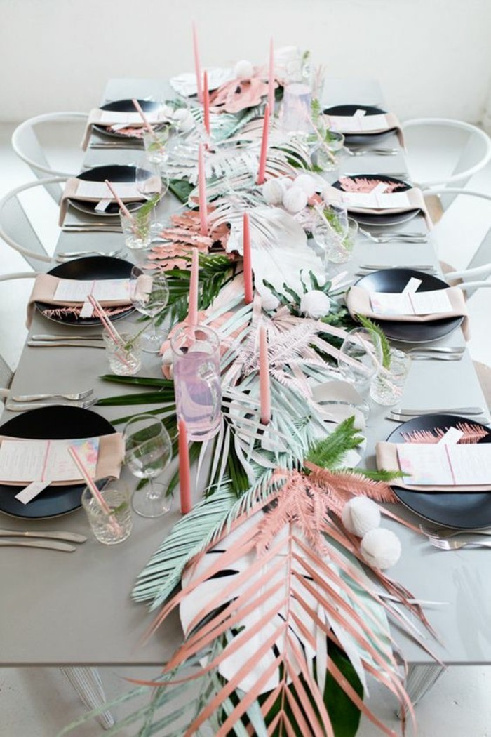 美丽的餐桌装饰树叶和纸