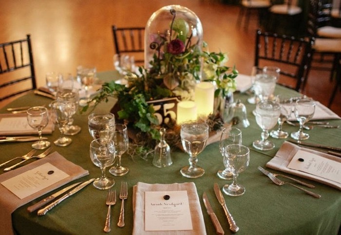 Prekrasan stol dekoracija-sa-zelenim stolnjakom