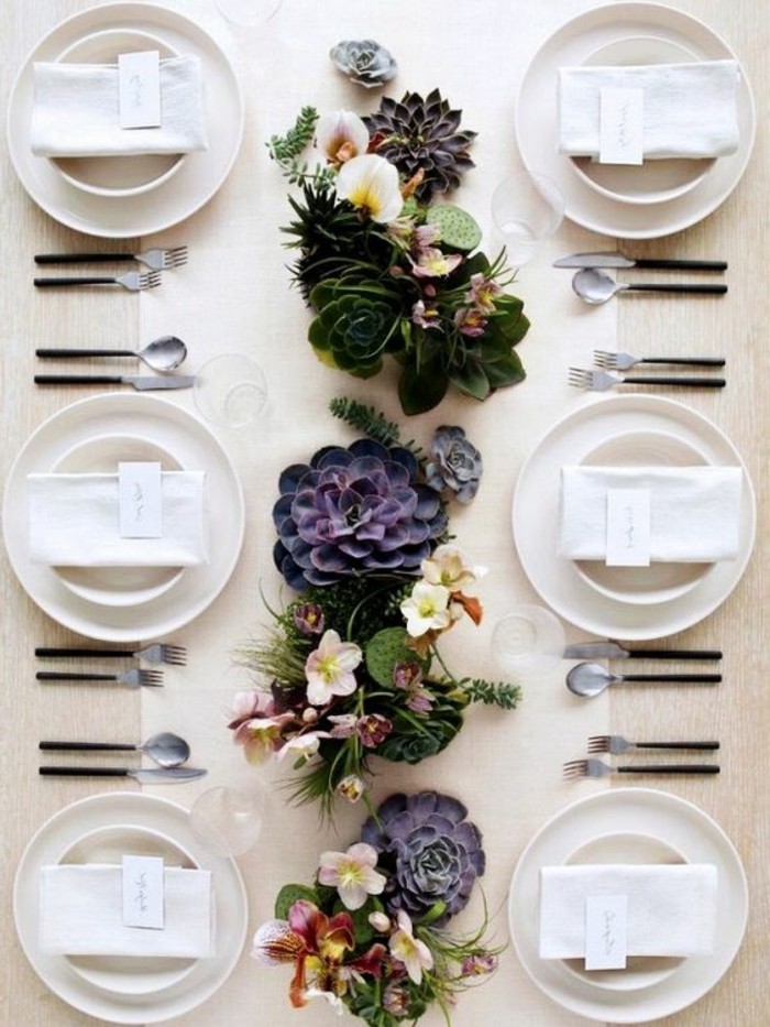 美丽的餐桌装饰，与紫色的花朵