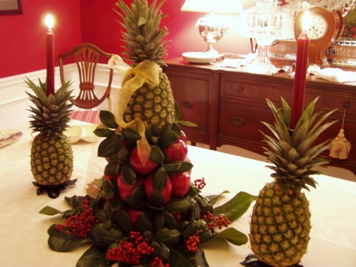 Lijepa stol ukras i ananas kao svijećnjaci