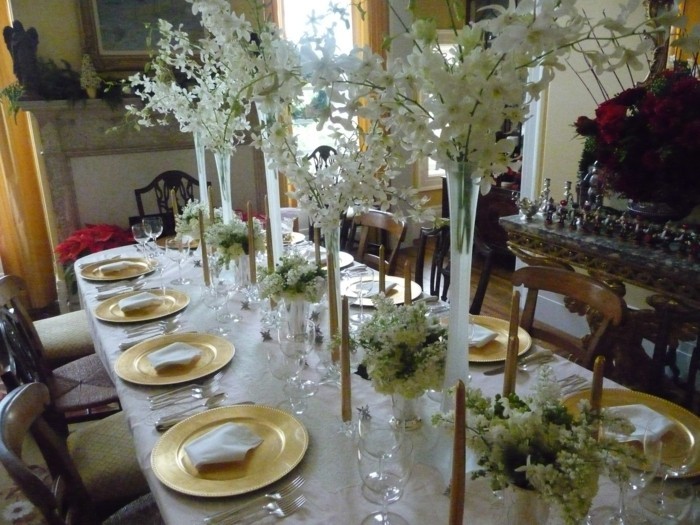Hermosa decoración de mesa con velas de oro