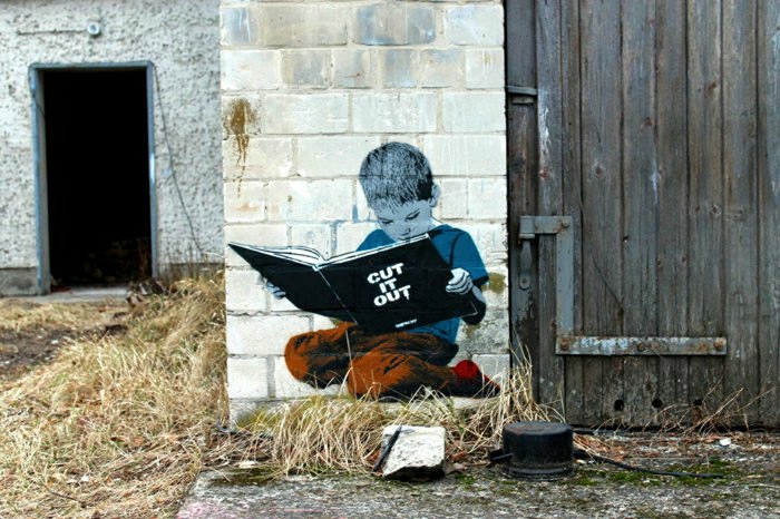 Barn cigla zidu grafit čitanje dječak knjige