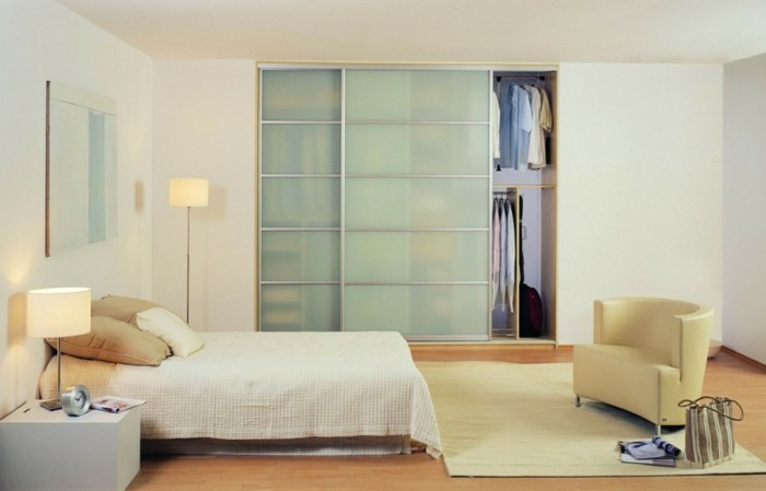 puertas-propio-acumulación de material transparente-a-armario-en-dormitorios correderas