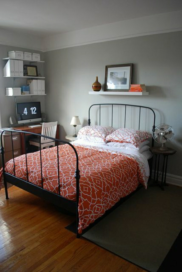 Υπνοδωμάτιο-Βιβλία-υπολογιστή γκρι-πορτοκαλί-κρεβάτι Fan
