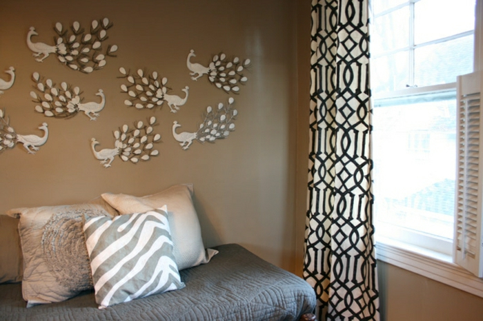 Chambre à coucher mur couleur cappuccino stickers muraux Peacock rideau graphique fenêtre