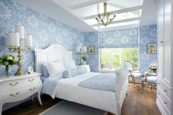 बेडरूम की दीवार डिजाइन के साथ-नीली फूल