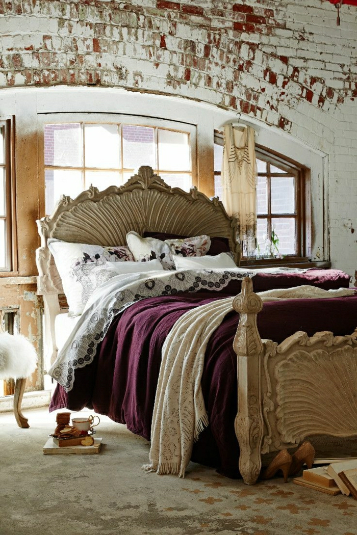 Spavaća soba aristokratski zidovi od opeke ljubičasta Posteljina doručak haljina