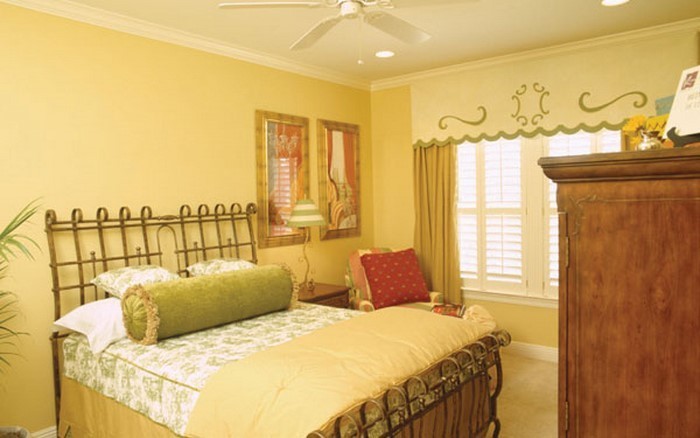 Спалня-цветен дизайн с жълто--A-наперен вземане на решение