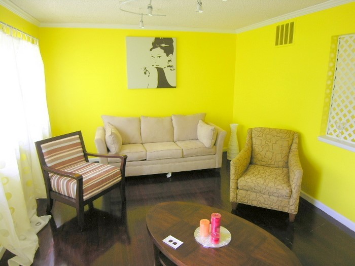 Спалня-цветен дизайн с жълто--A-наперен вземане на решение