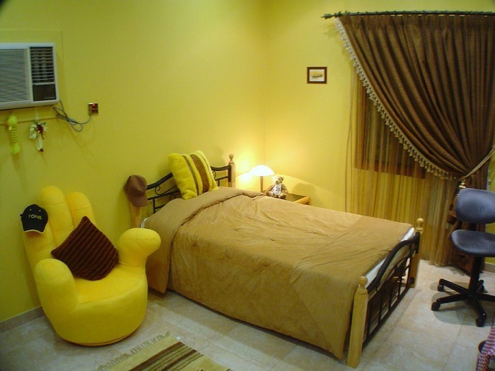 Спалня-цветен дизайн с жълто--а-супер-решение