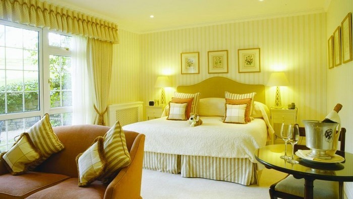 Спалня-цветен дизайн с жълто--а-пра-решение