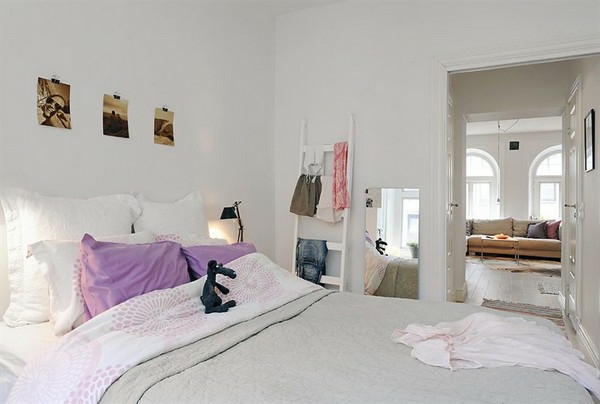बेडरूम डिजाइन में स्कैंडिनेवियाई शैली लकड़ी की सीढ़ी से अधिक हैंगर persünliche-चित्रों के रूप में दीवार कला