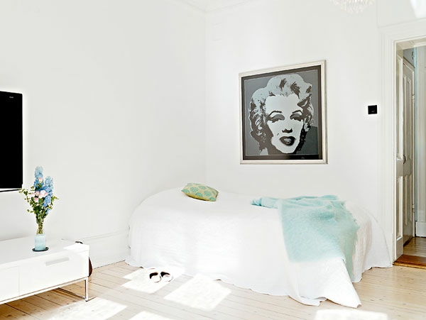 Υπνοδωμάτιο-σχεδιασμός-in-σκανδιναβικό στιλ με-Merilyn Monroe εικόνα-on-the-wall