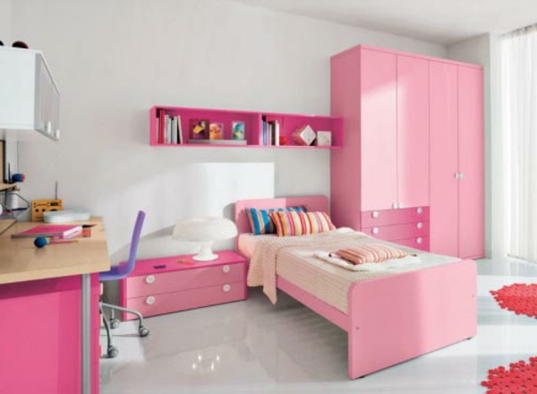 غرفة نوم في الحضانة الوردي