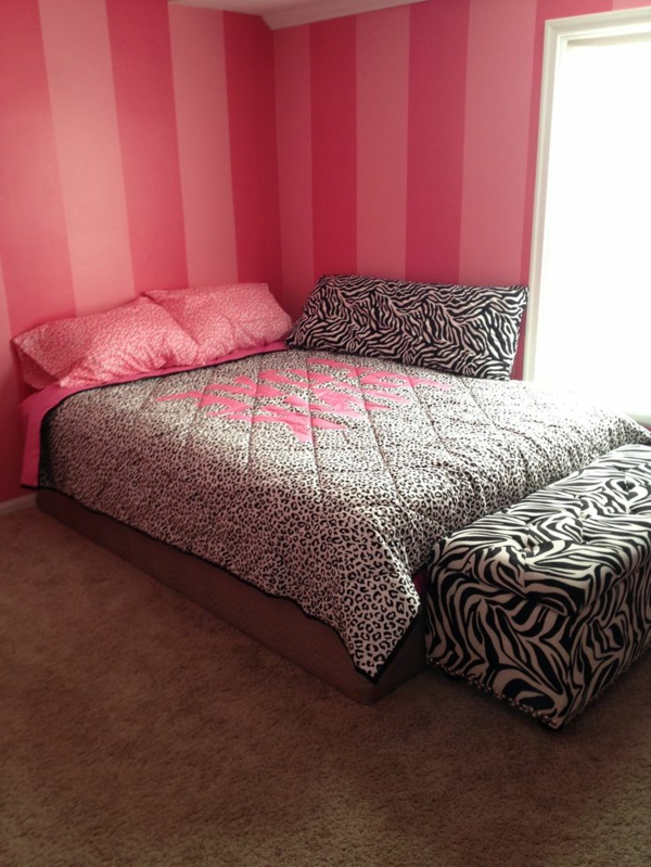 बेडरूम में गुलाबी रंग वॉलपेपर